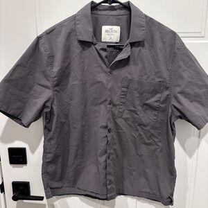 Hollister Men's Boxy Cropped Charcoal Short Sleeve Button Down Shirt